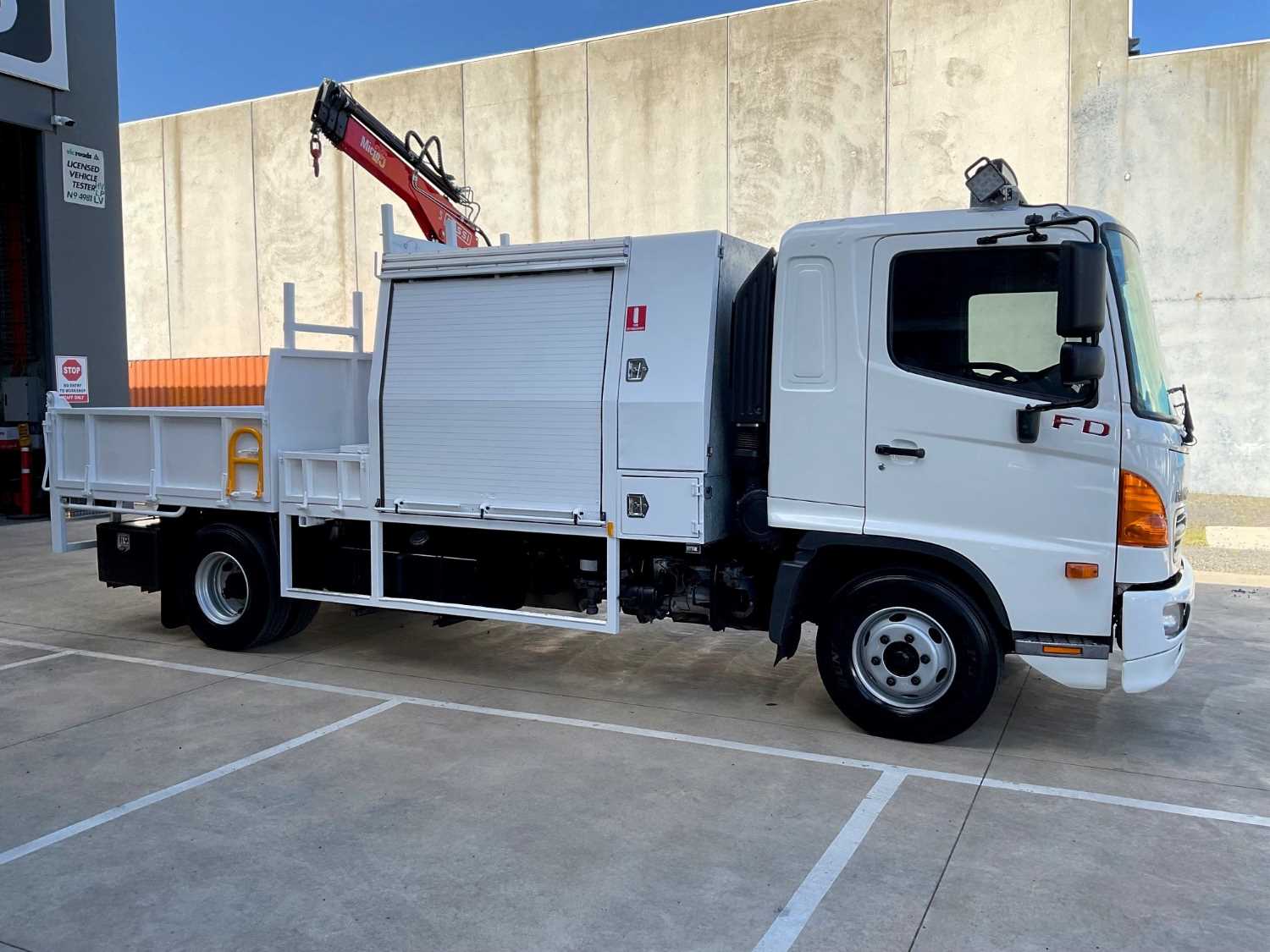 2010 HINO FD SERVICE BODY WITH TIPPER