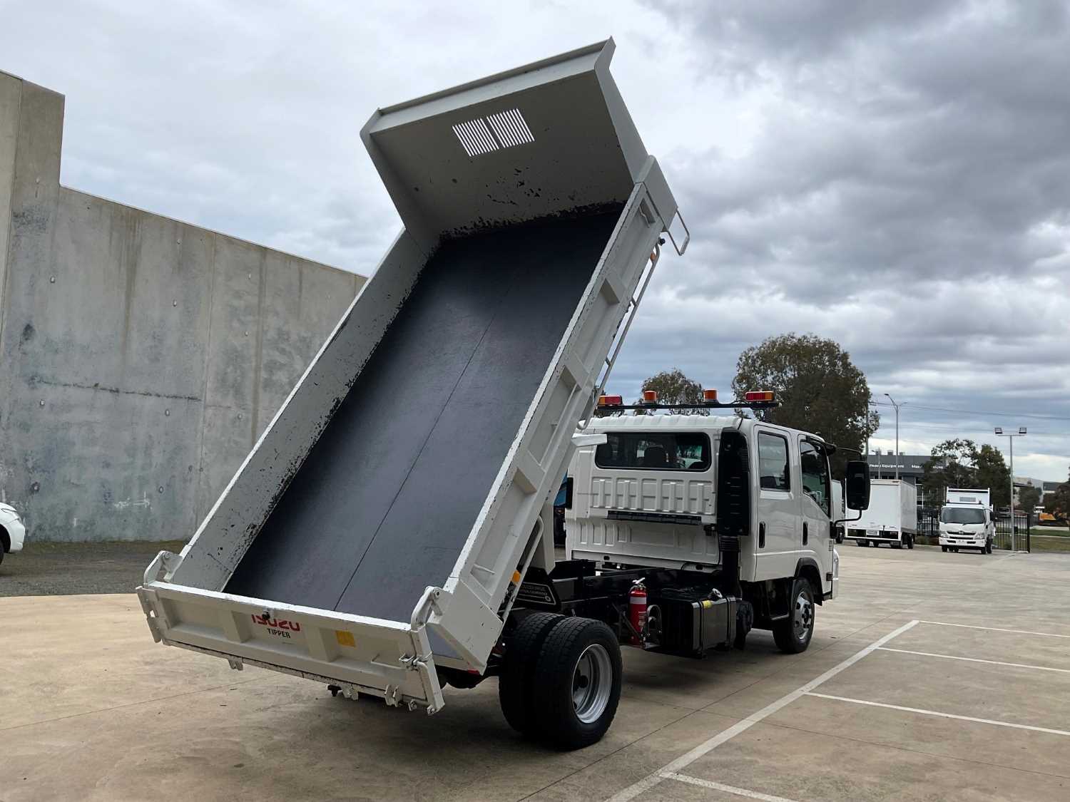 2014 ISUZU NPR300 DUAL CAB TIPPER