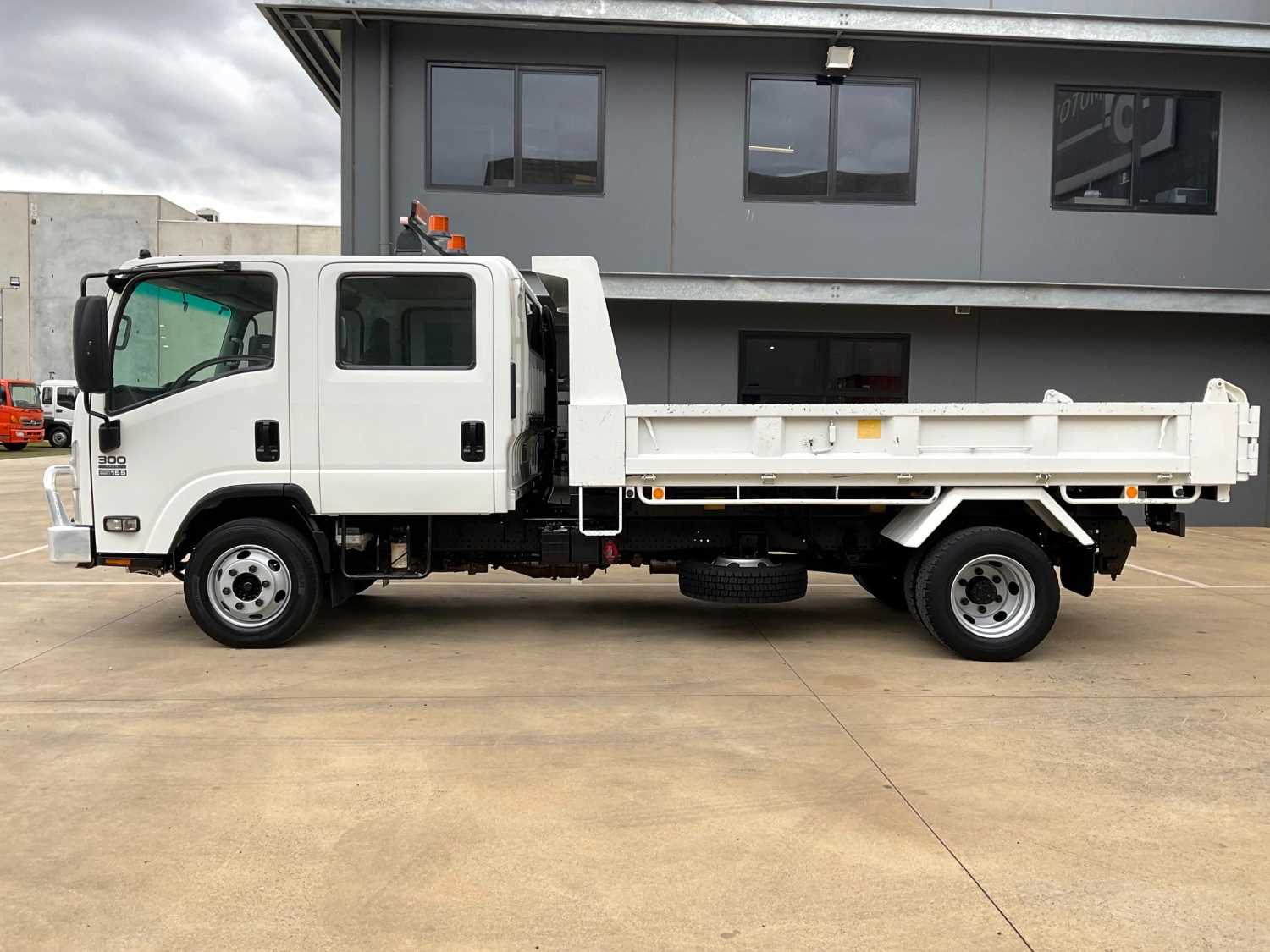 2014 ISUZU NPR300 DUAL CAB TIPPER