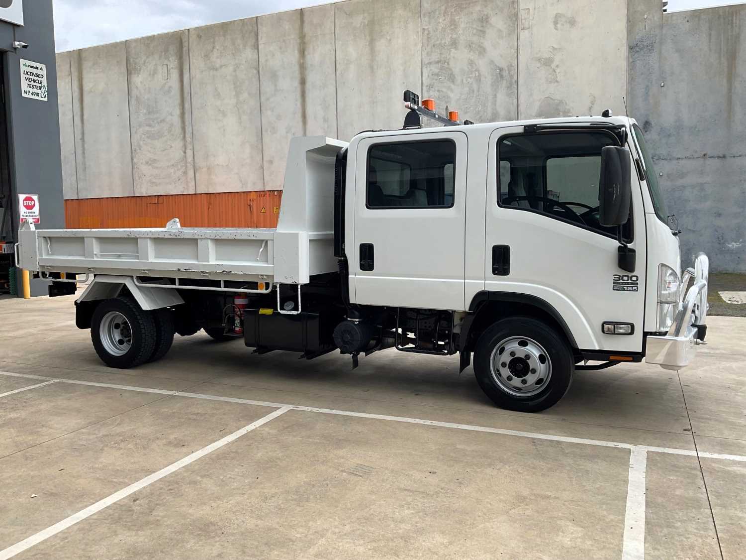 2014 ISUZU NPR300 DUAL CAB TIPPER