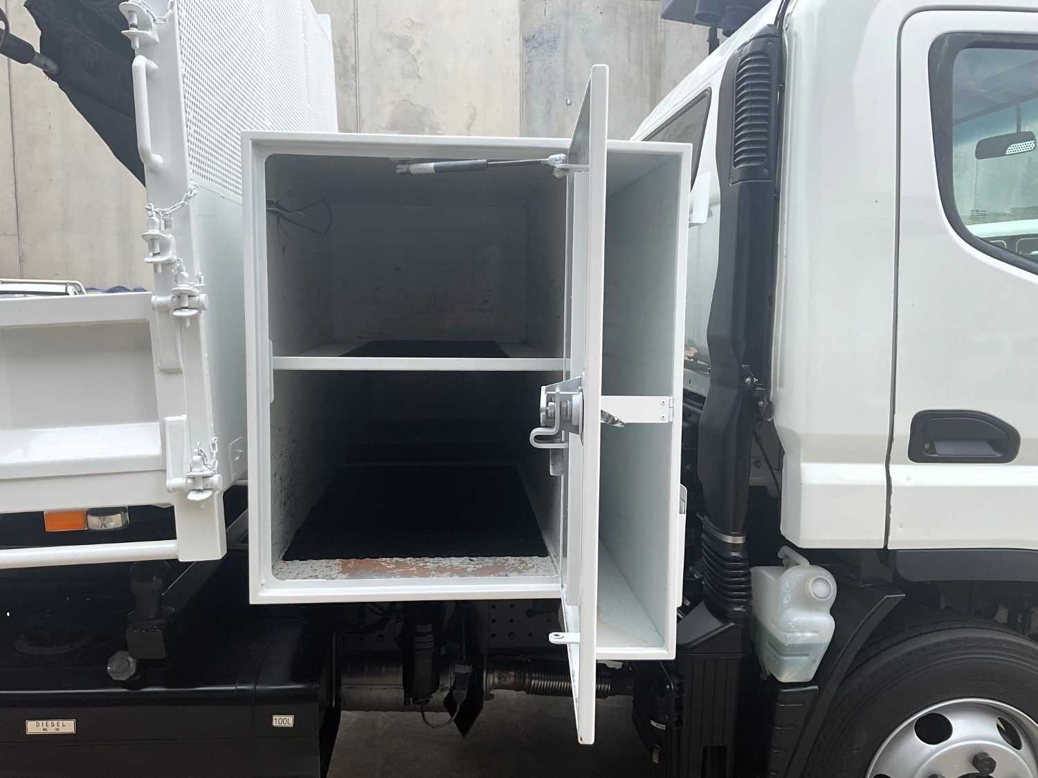 2015 MITSUBISHI CANTER 3 WAY TIPPER