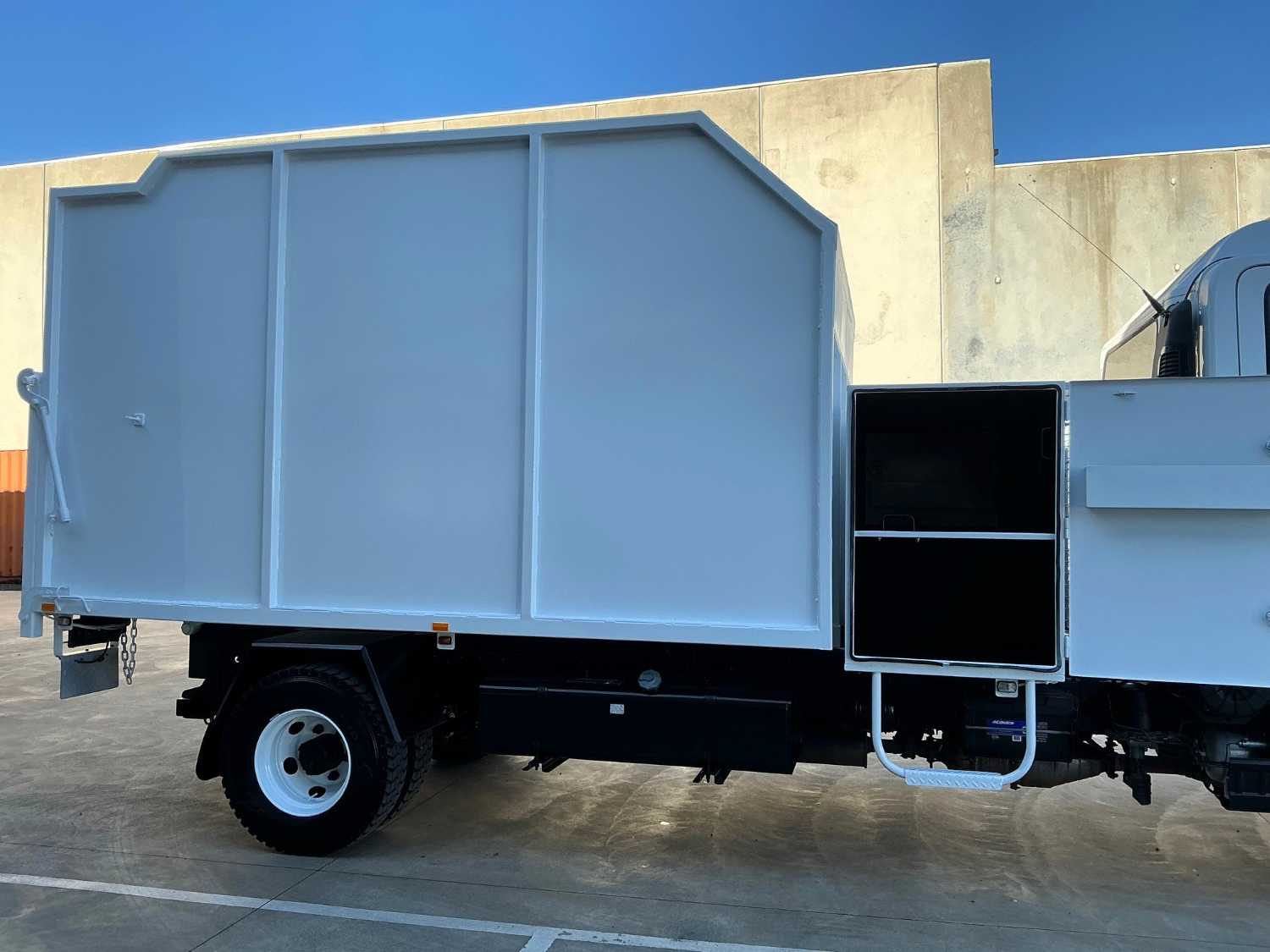 2015 ISUZU FRR500 DUAL CAB CHIPPER TIPPER
