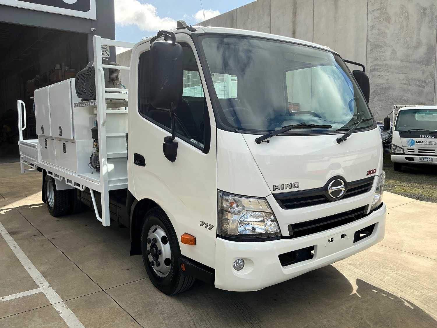 2012 HINO 300 SERVICE BODY