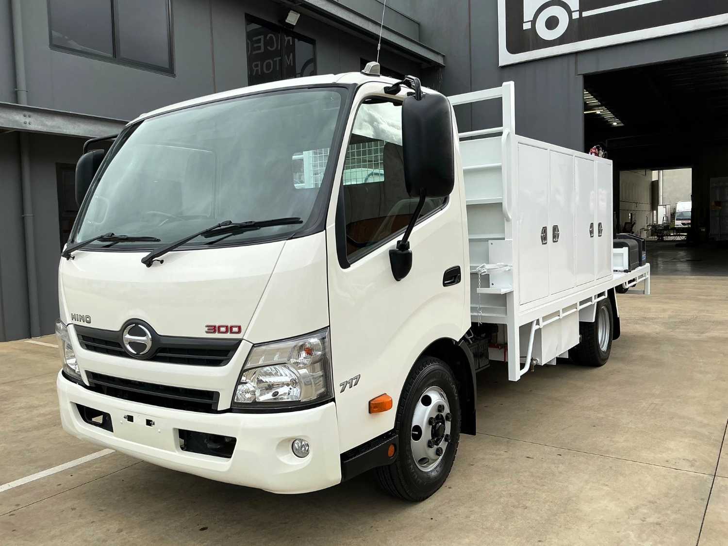 2012 HINO 300 SERVICE BODY