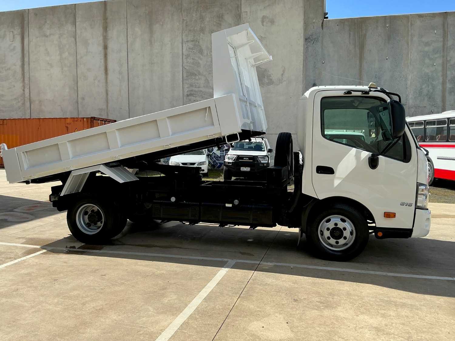 2013 HINO 300 TIPPER