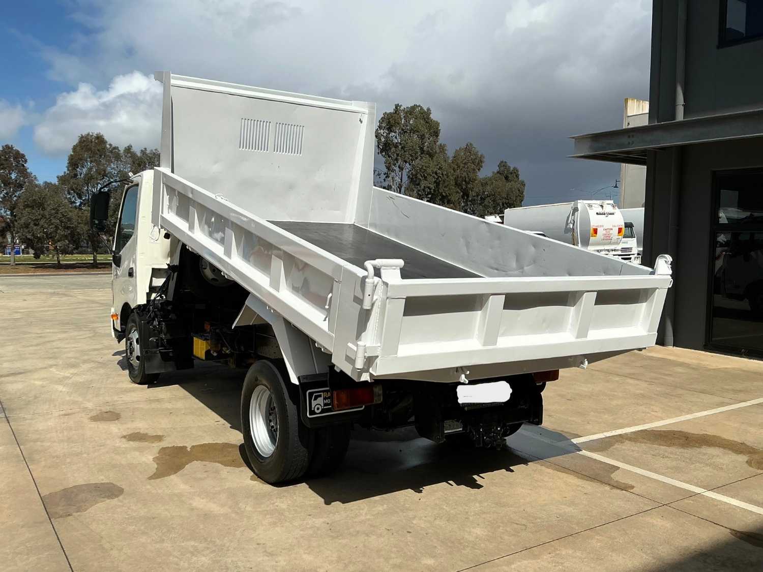2013 HINO 300 TIPPER