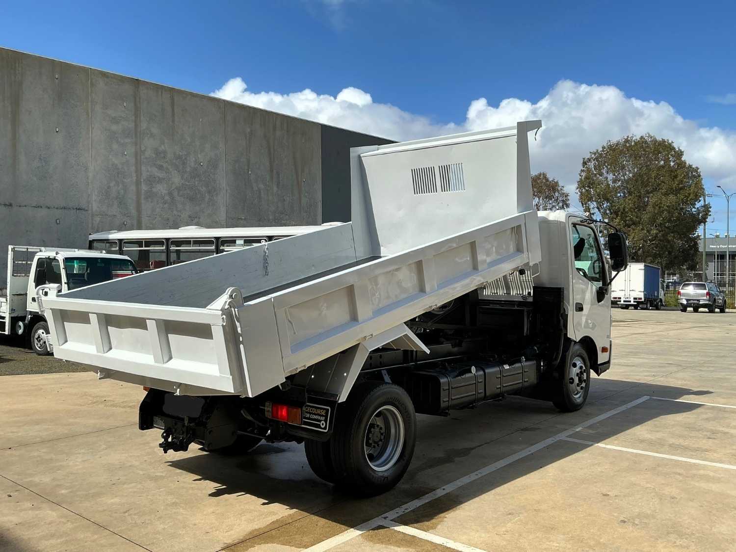 2013 HINO 300 TIPPER