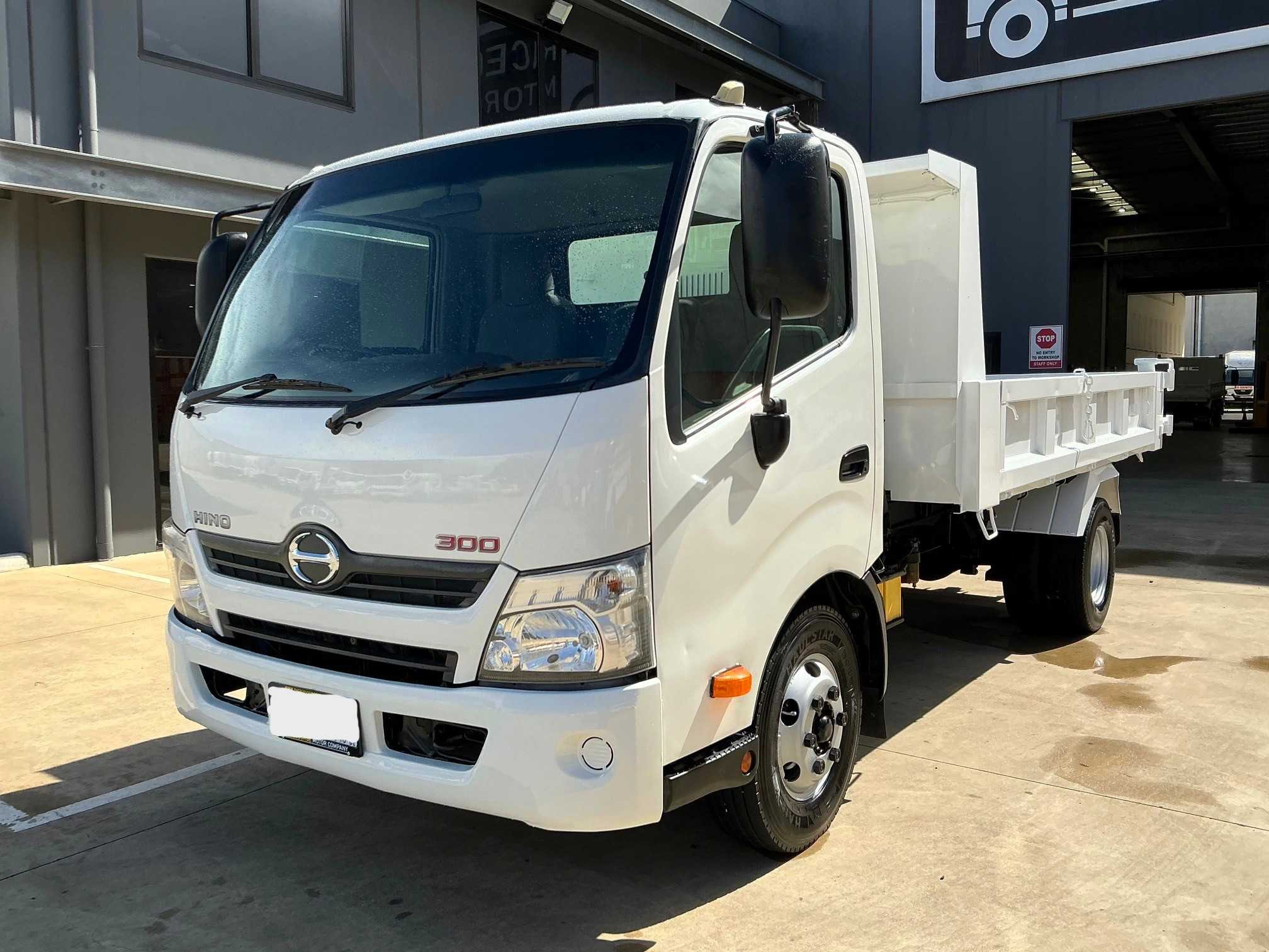 2013 HINO 300 TIPPER