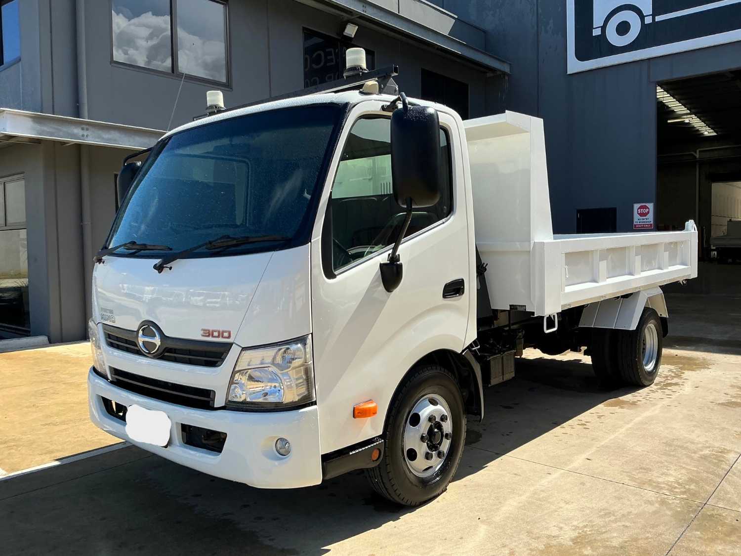 2013 HINO 300 TIPPER