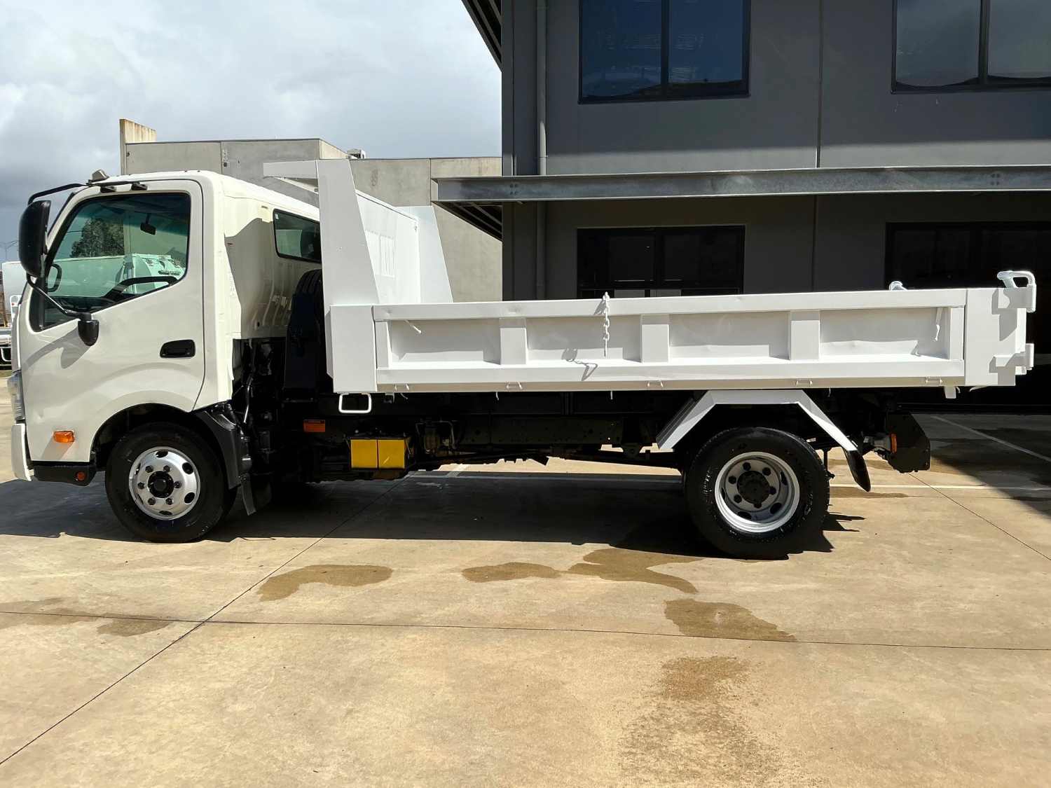 2013 HINO 300 TIPPER