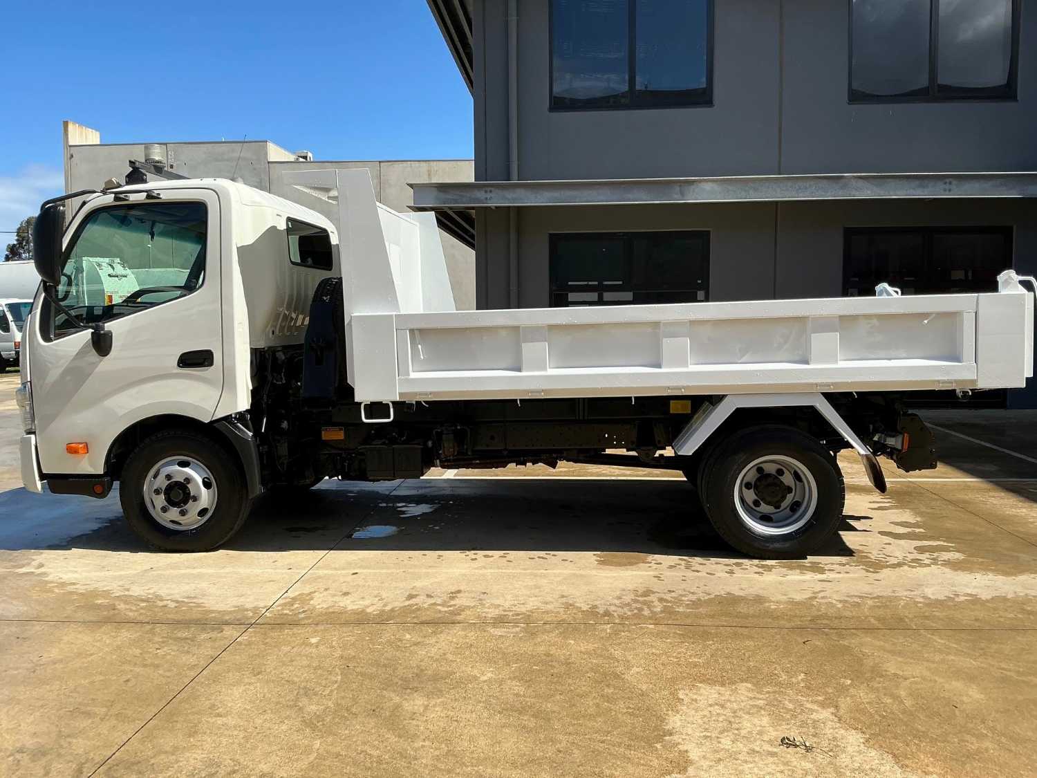 2013 HINO 300 TIPPER