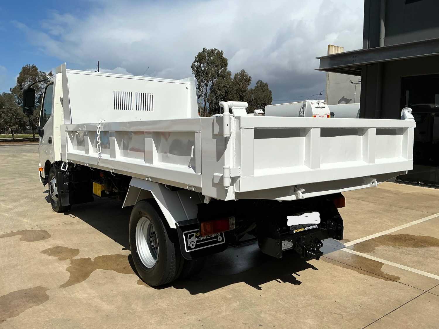 2013 HINO 300 TIPPER