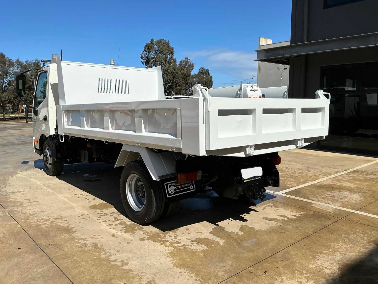 2013 HINO 300 TIPPER