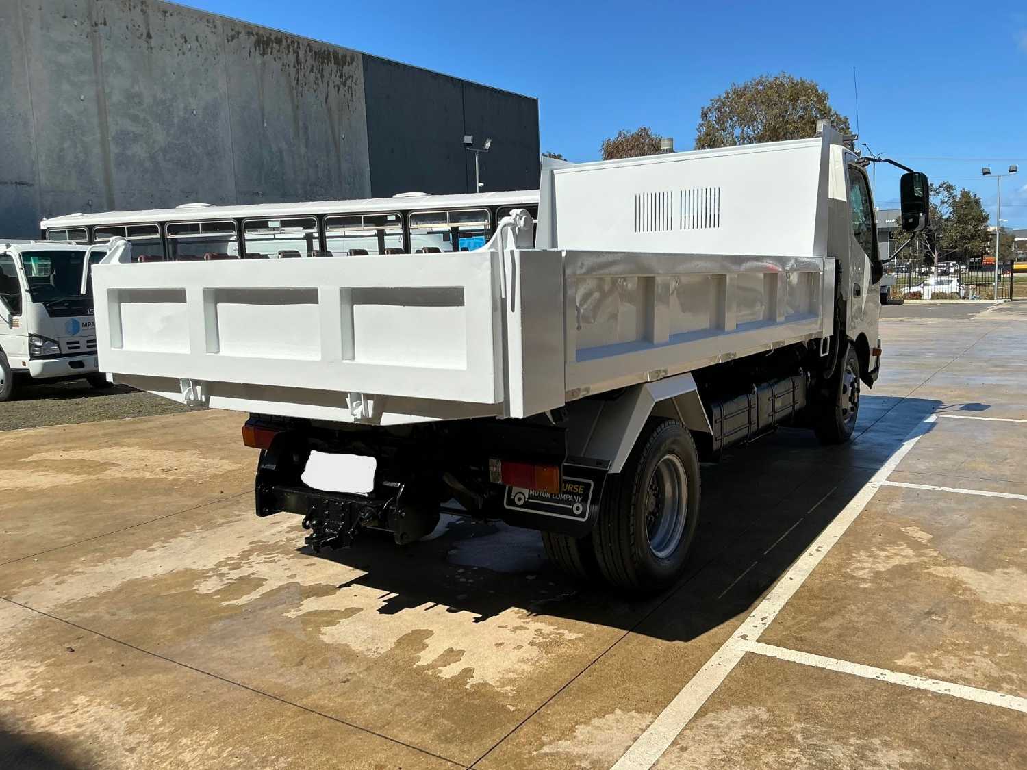 2013 HINO 300 TIPPER