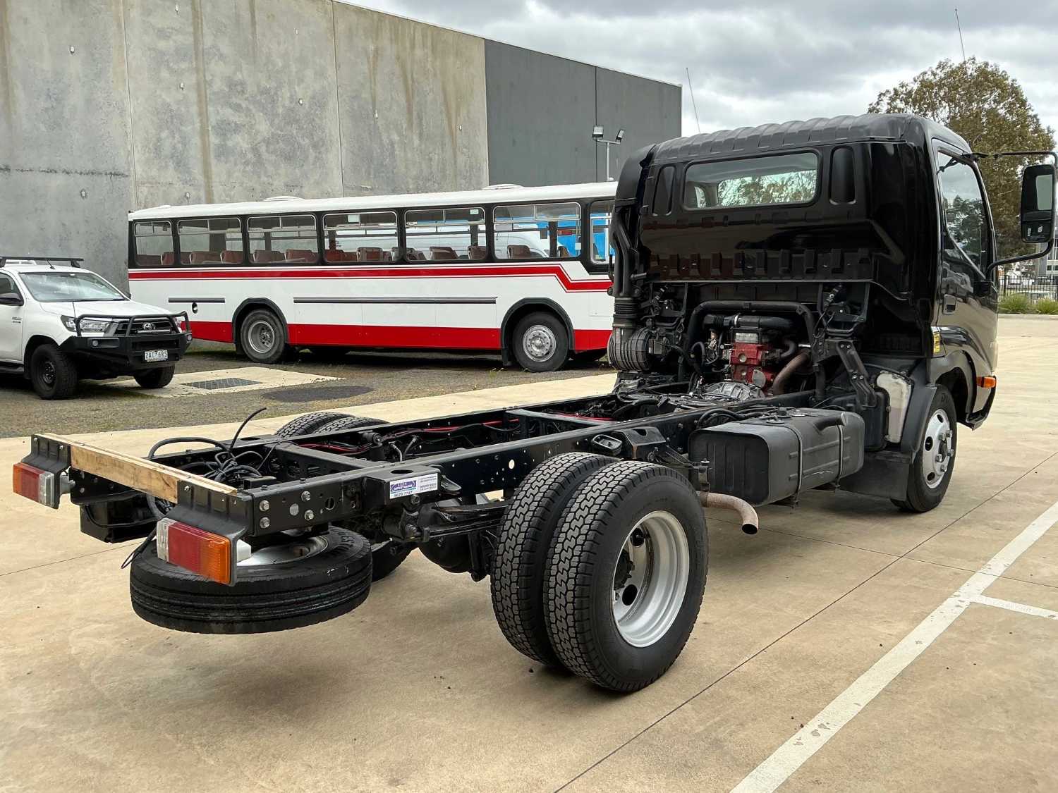 2010 HINO 300 CAB CHASSIS
