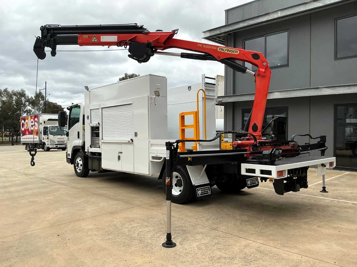 2014 Isuzu FRR500 Service Body/Crane