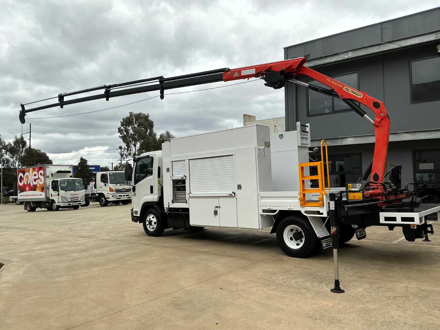 2014 Isuzu FRR500 Service Body/Crane