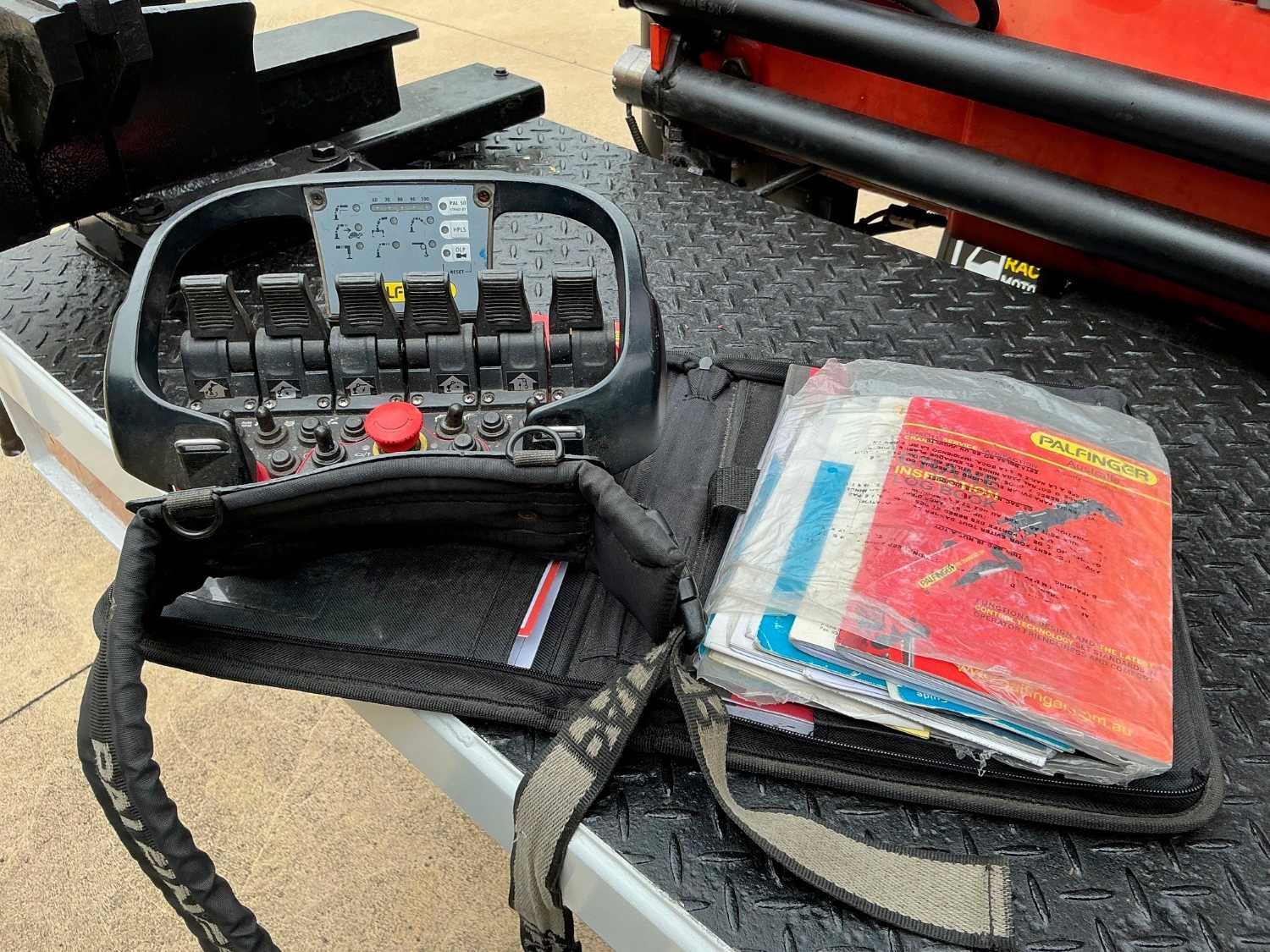 2014 Isuzu FRR500 Service Body/Crane