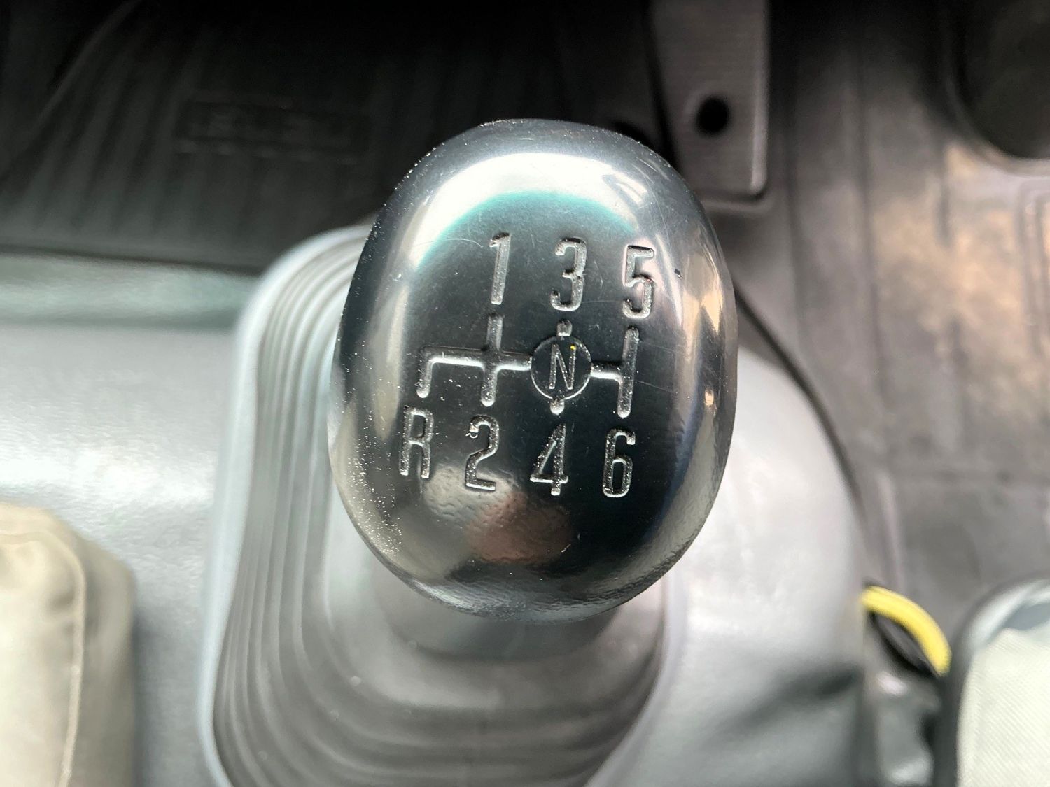 2014 Isuzu FRR500 Service Body/Crane