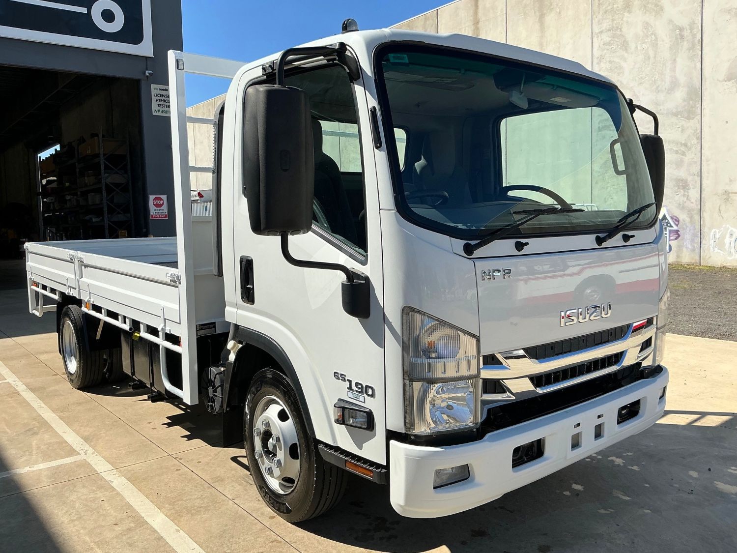 2018 ISUZU NPR65 TRAY