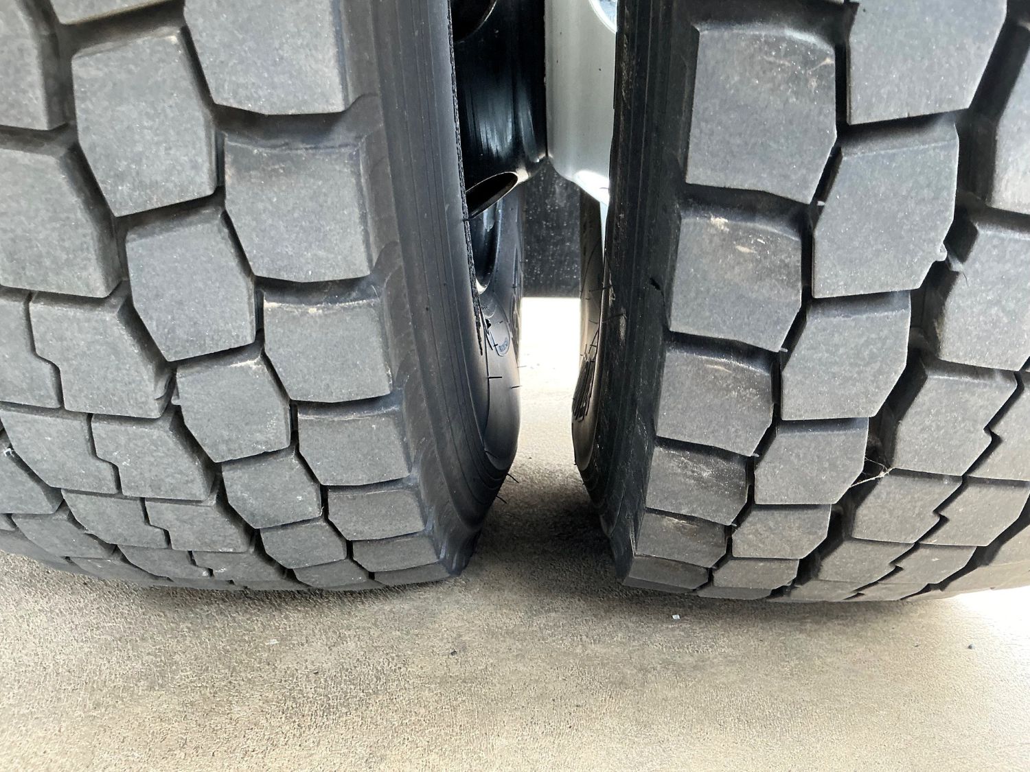 2014 Isuzu FRR500 Service Body/Crane