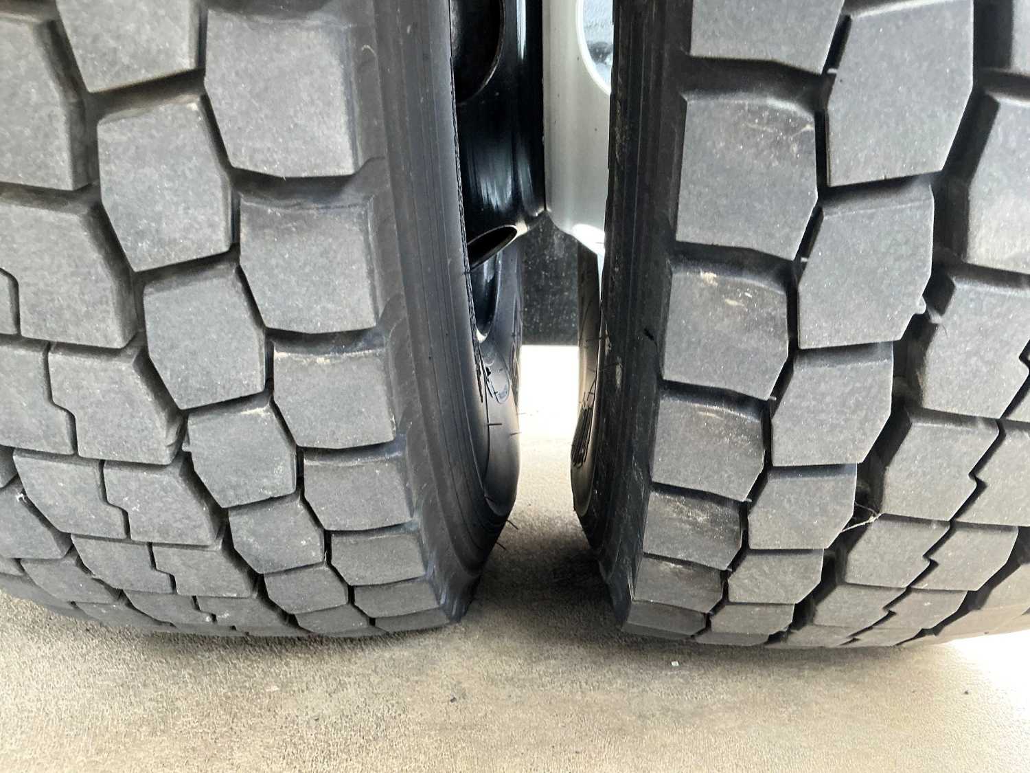 2014 Isuzu FRR500 Service Body/Crane