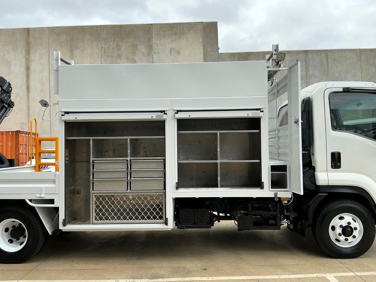 2014 Isuzu FRR500 Service Body/Crane