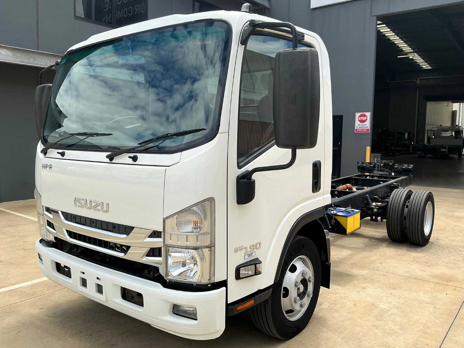 2018 ISUZU NPR65 CAB CHASSIS