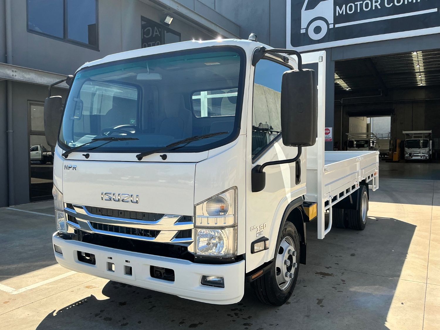 2018 ISUZU NPR65 TRAY image 3