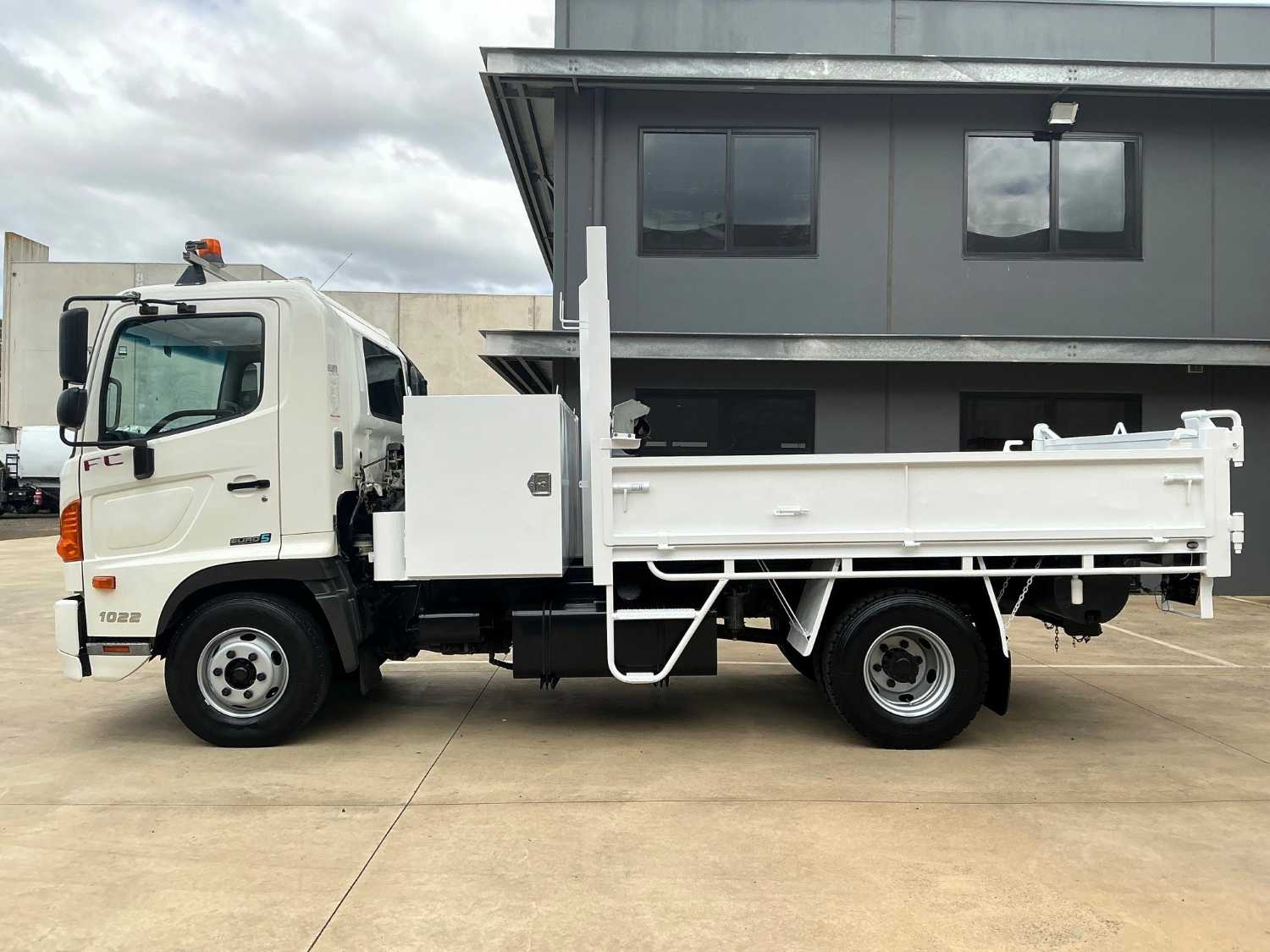 2012 HINO FC TIPPER