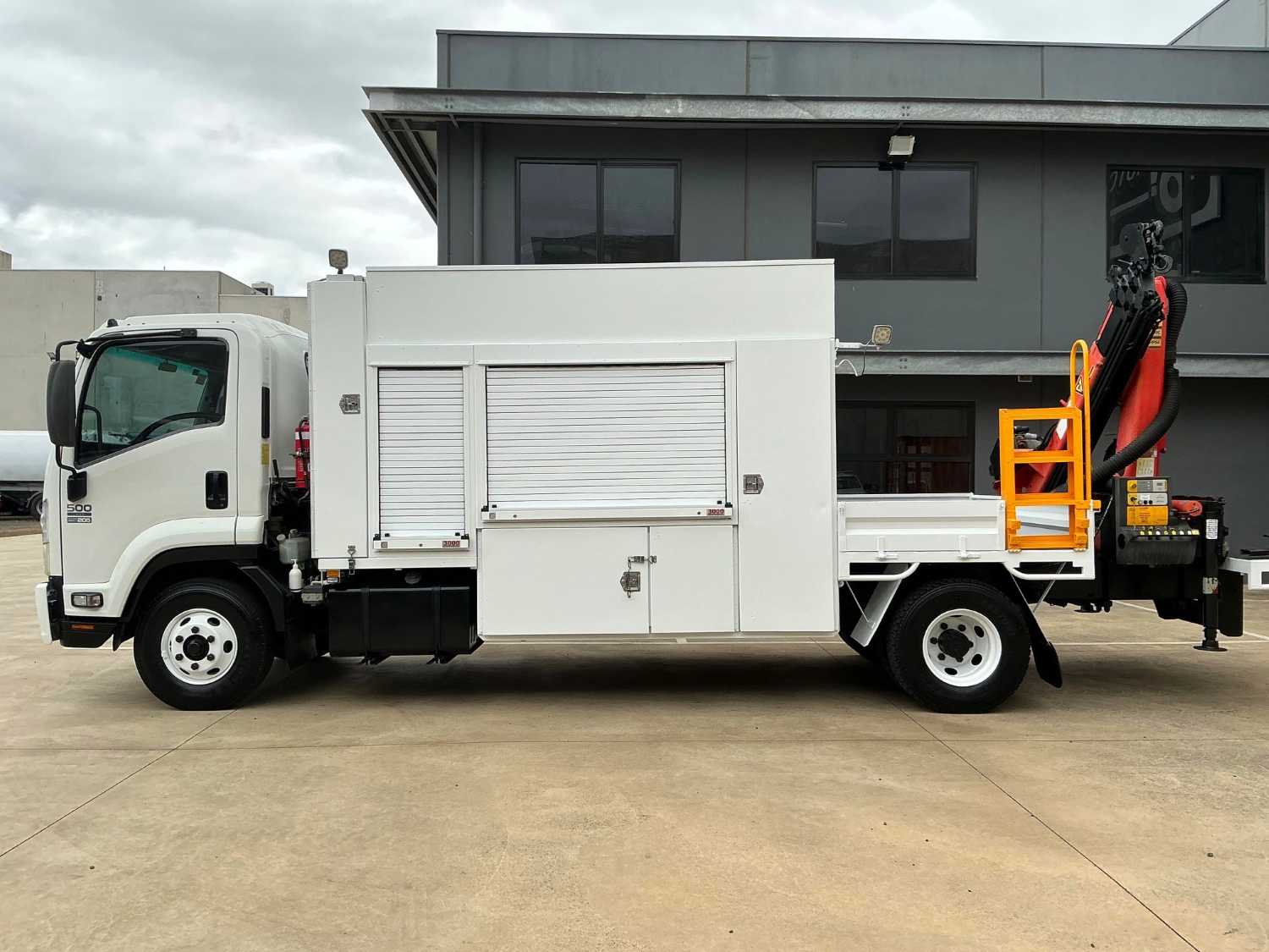 2014 Isuzu FRR500 Service Body/Crane