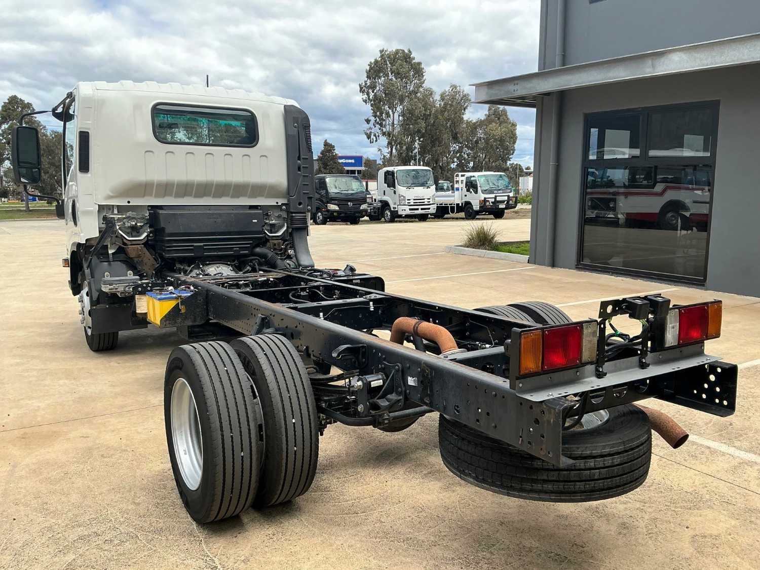 2018 ISUZU NPR65 CAB CHASSIS