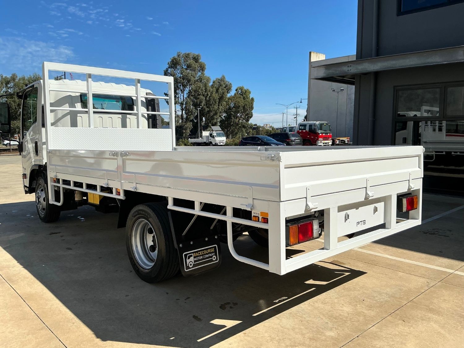 2018 ISUZU NPR65 TRAY image 5