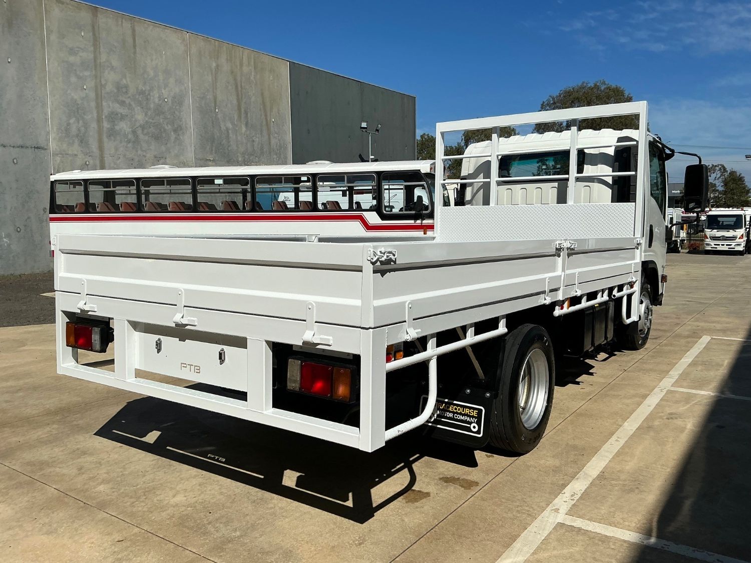 2018 ISUZU NPR65 TRAY image 7