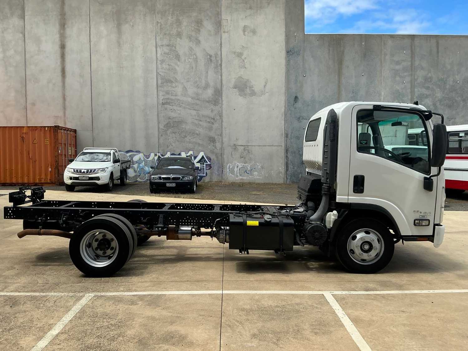 2018 ISUZU NPR65 CAB CHASSIS