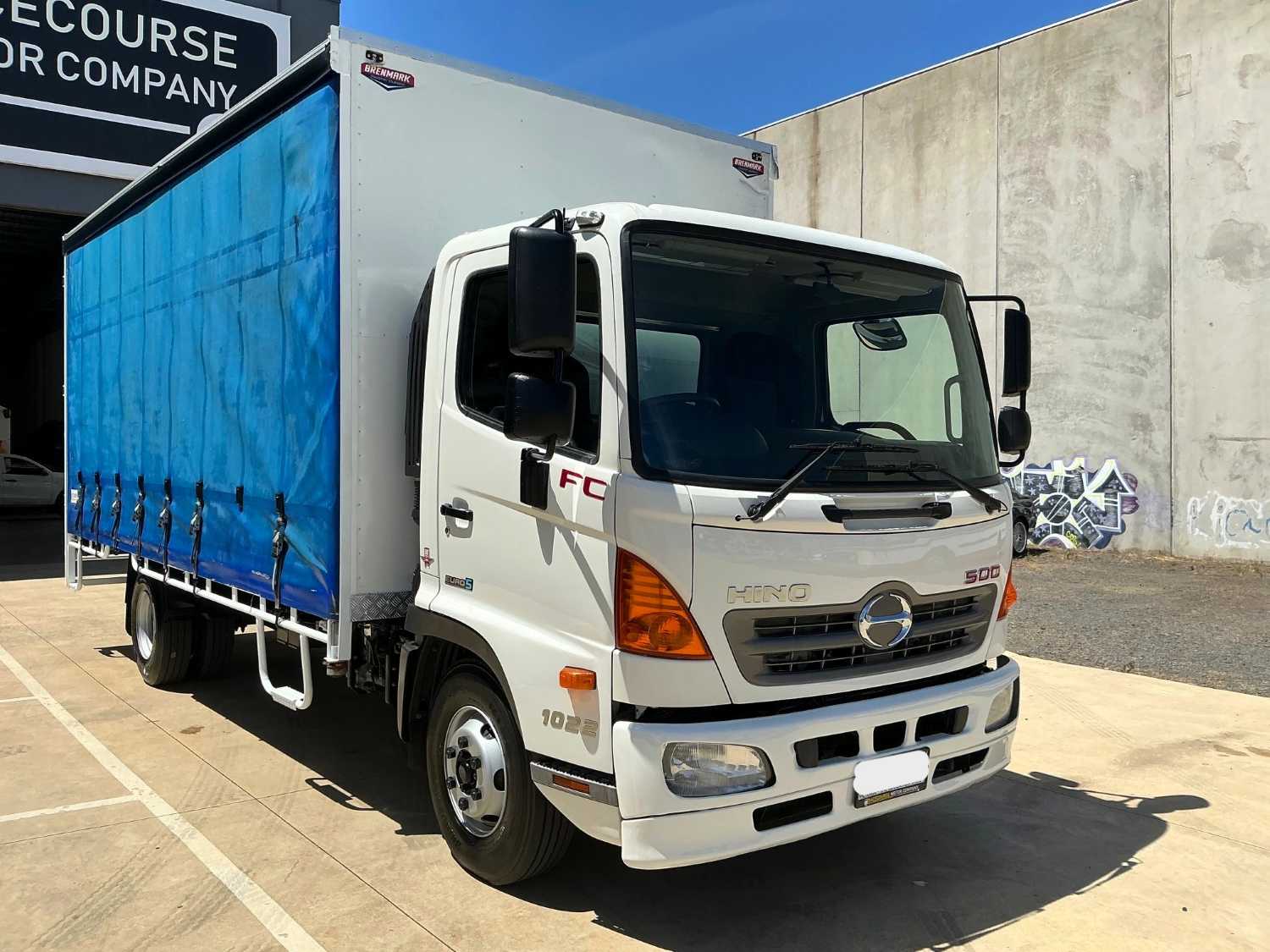 2015 HINO FC 500 CURTAINSIDER