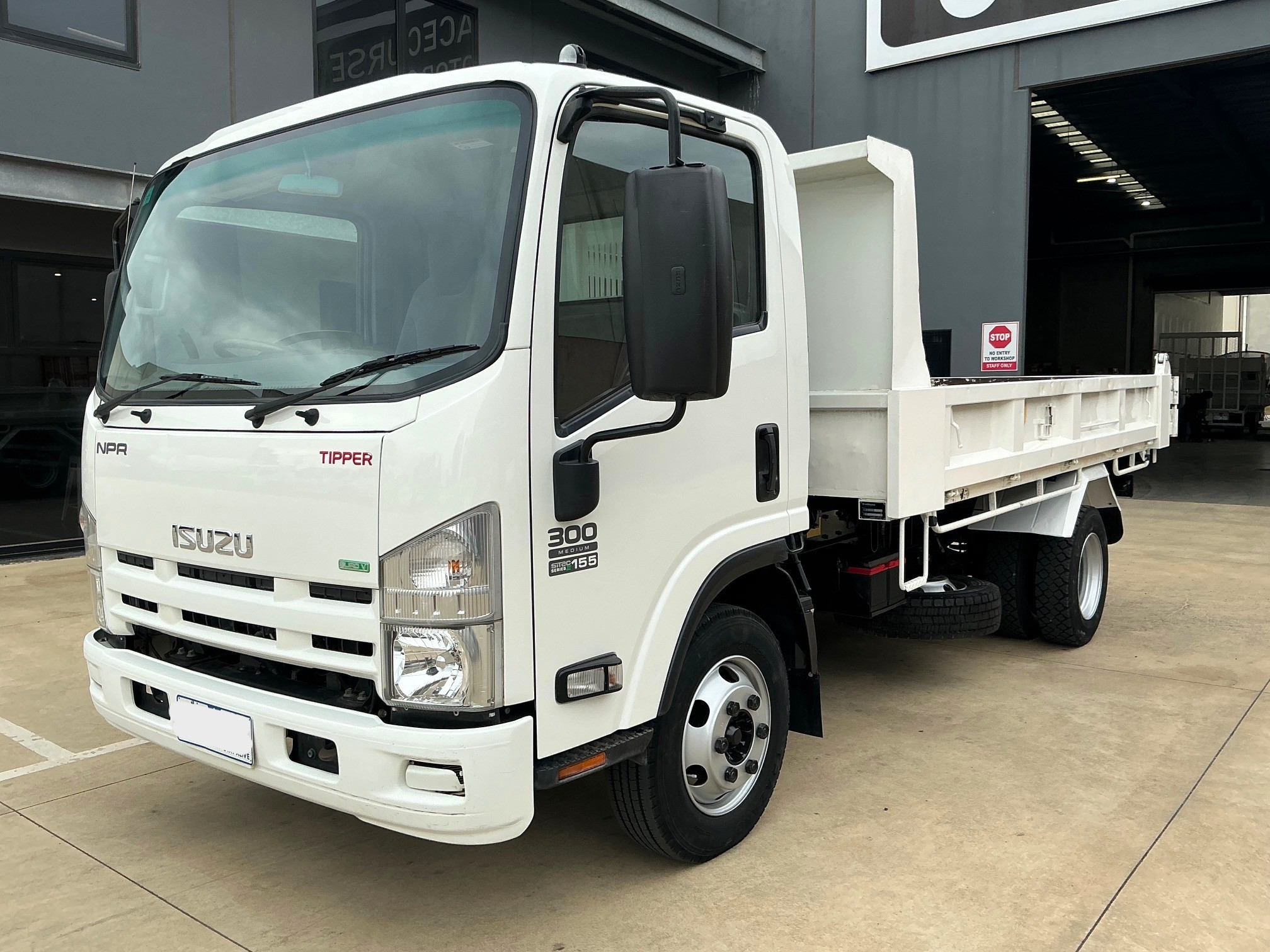 2015 ISUZU NPR300 TIPPER