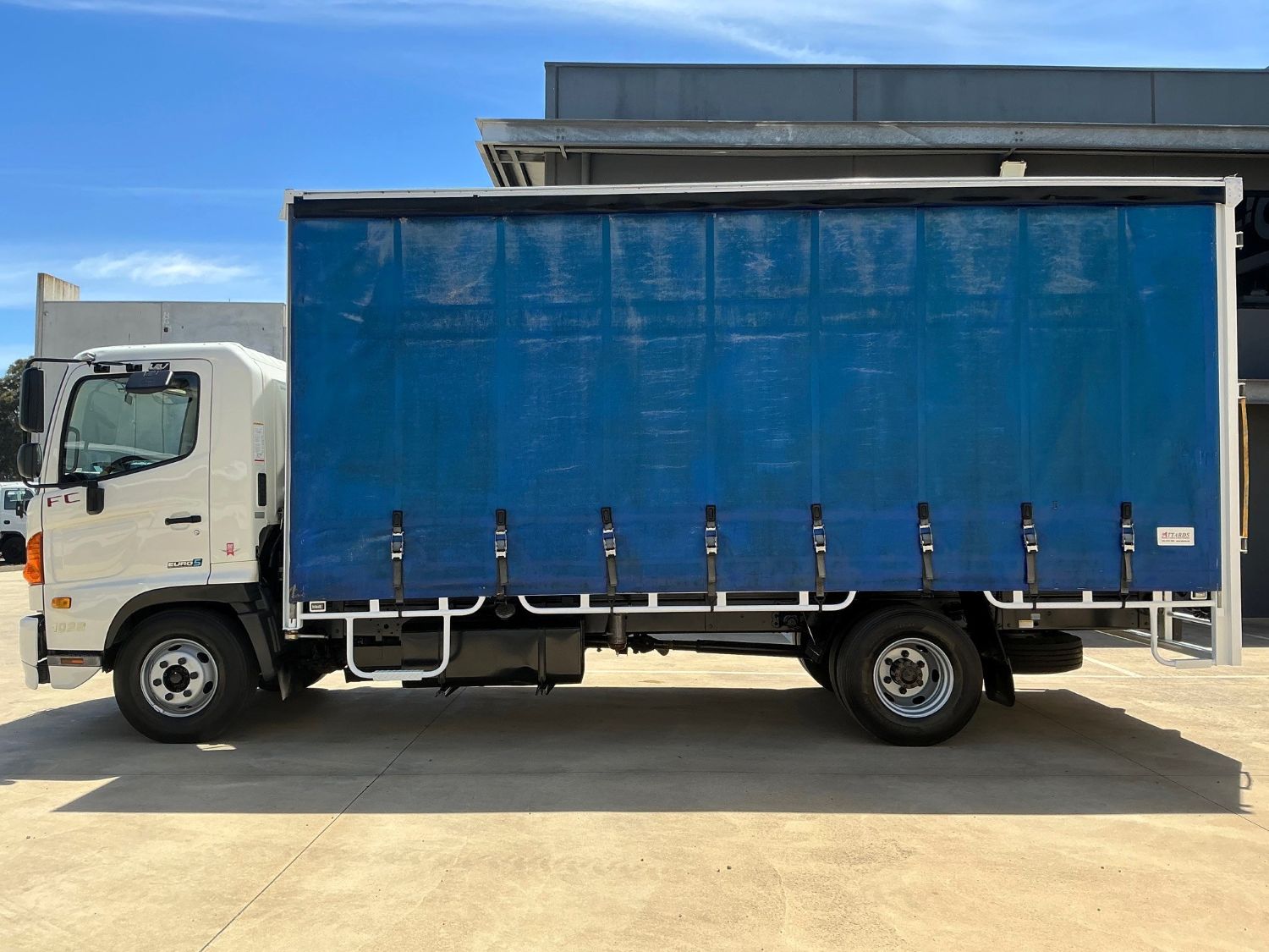 2015 HINO FC 500 CURTAINSIDER