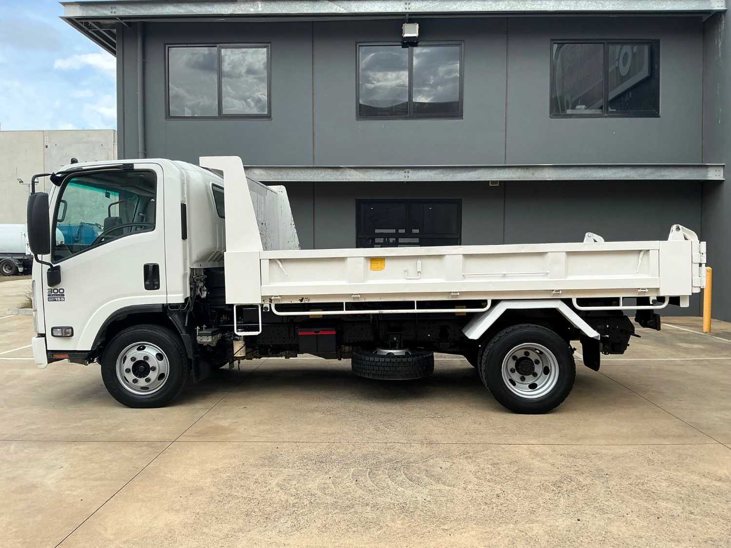 2015 ISUZU NPR300 TIPPER