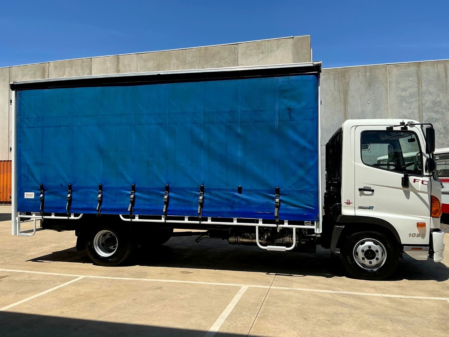 2015 HINO FC 500 CURTAINSIDER