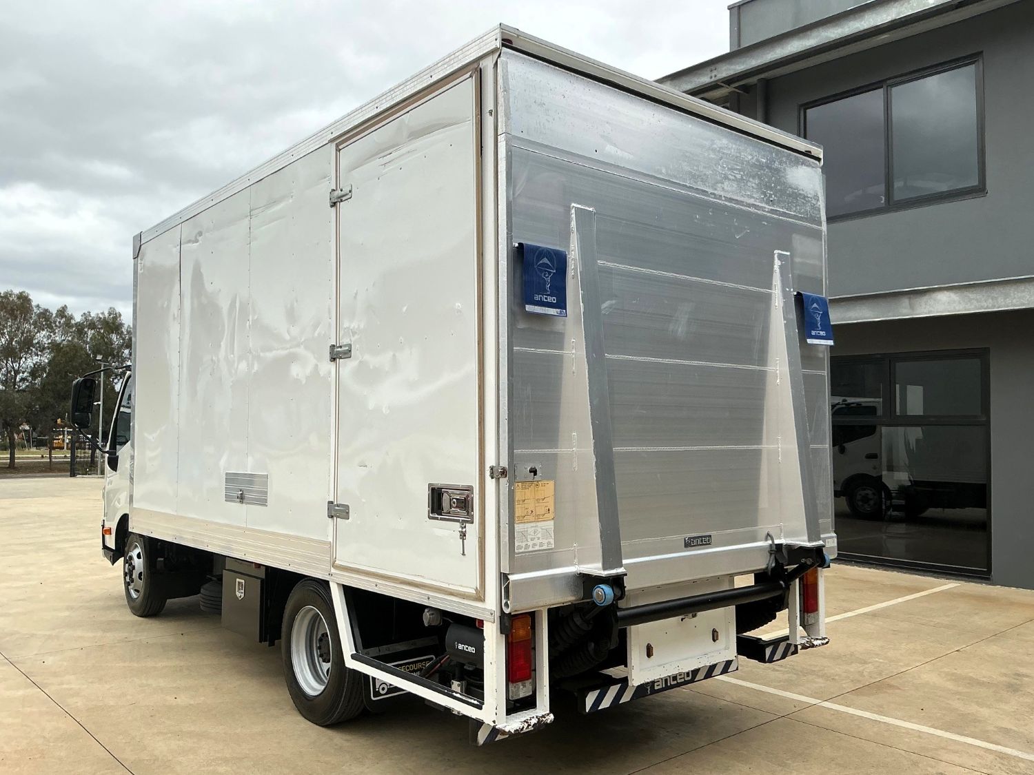 2016 HINO 300 PANTECH