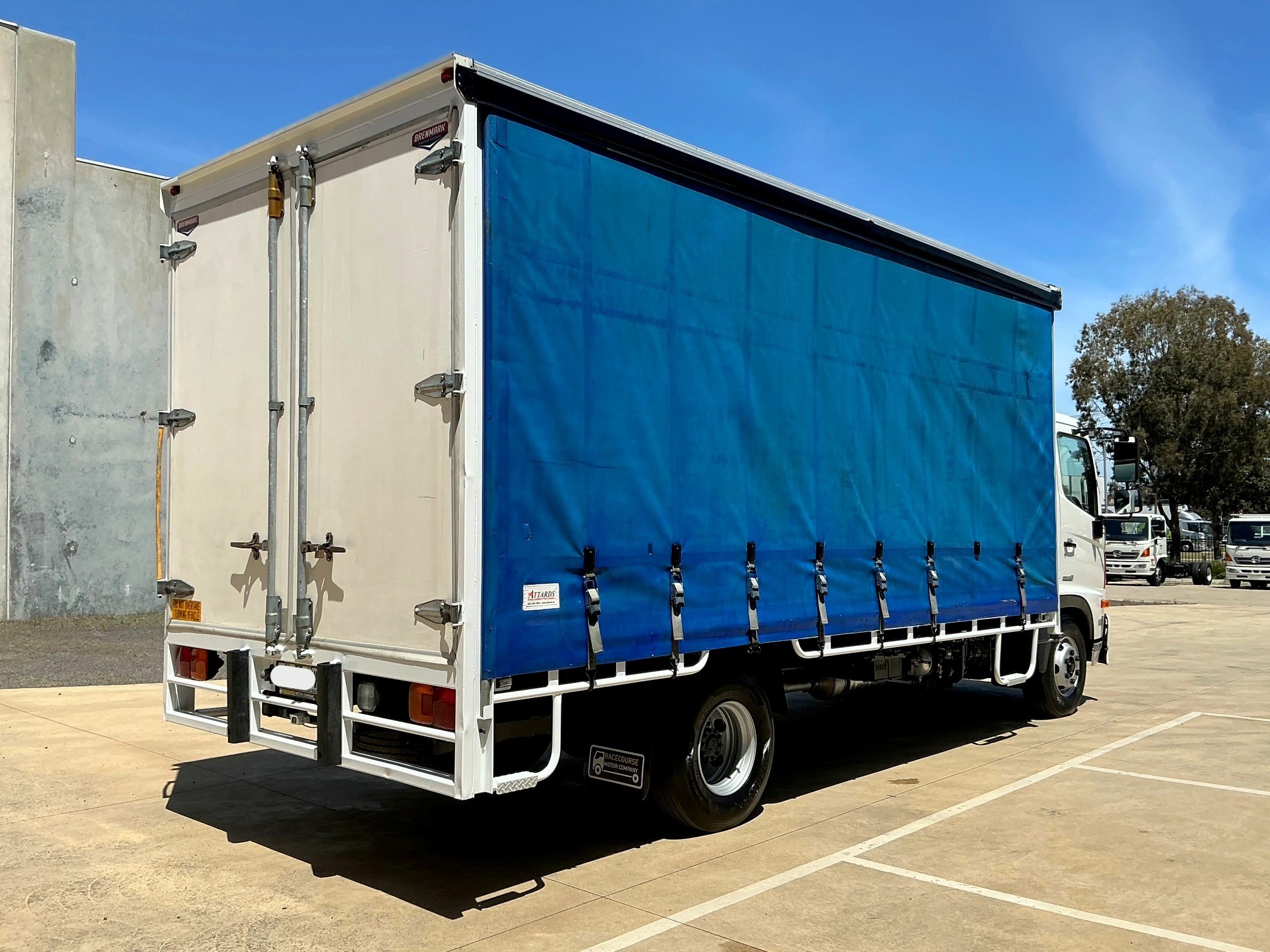 2015 HINO FC 500 CURTAINSIDER