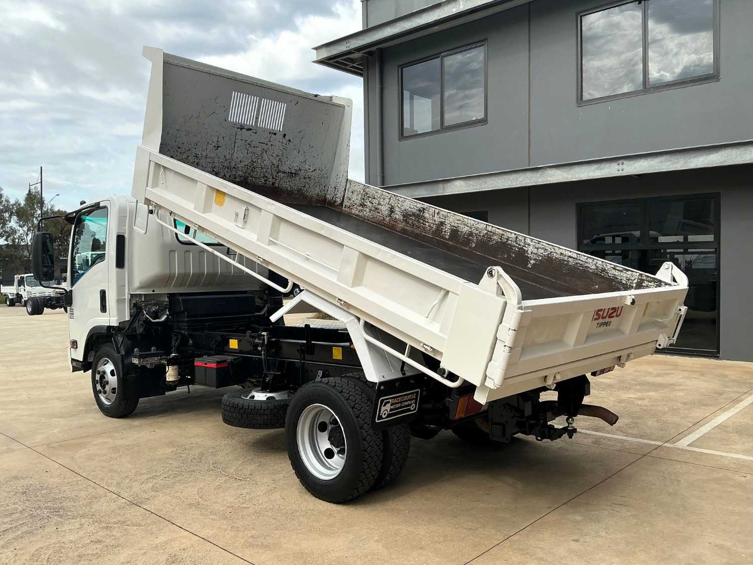 2015 ISUZU NPR300 TIPPER