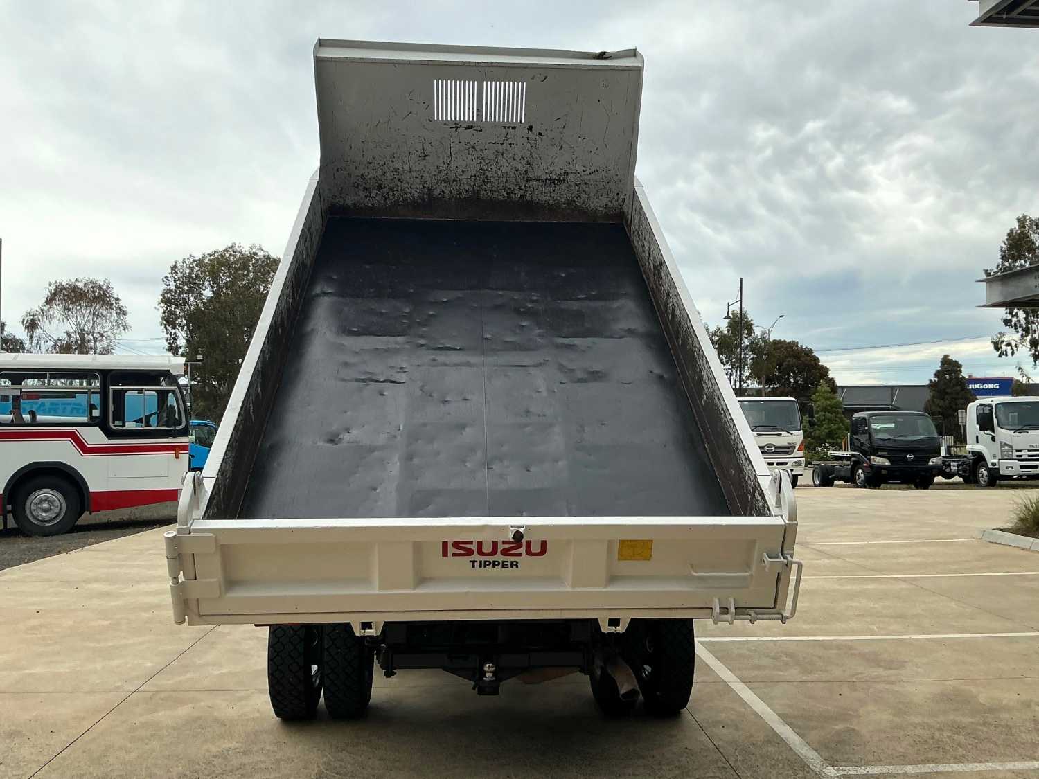 2015 ISUZU NPR300 TIPPER