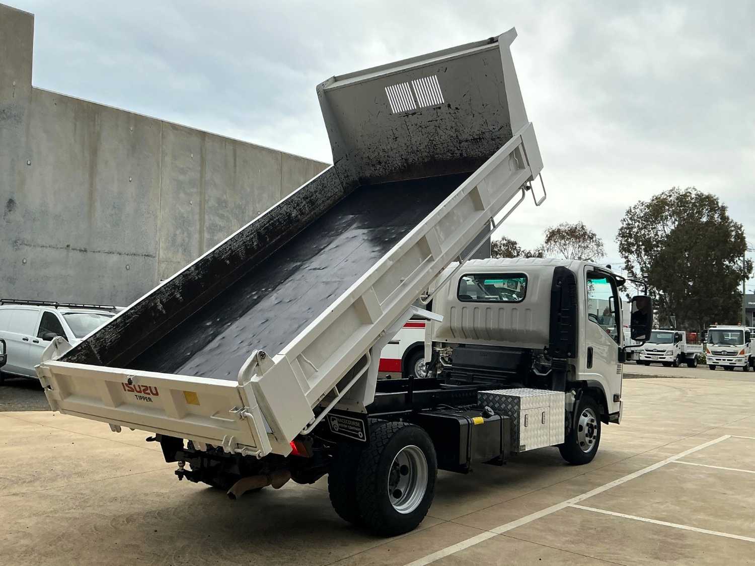2015 ISUZU NPR300 TIPPER