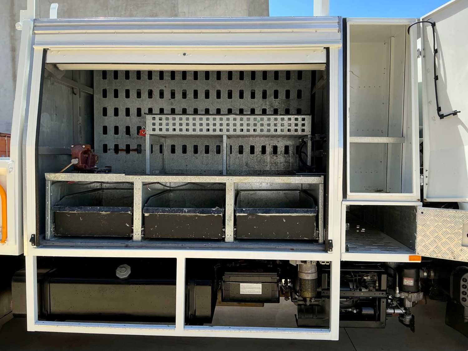 2016 ISUZU FRR110-260 SERVICE BODY