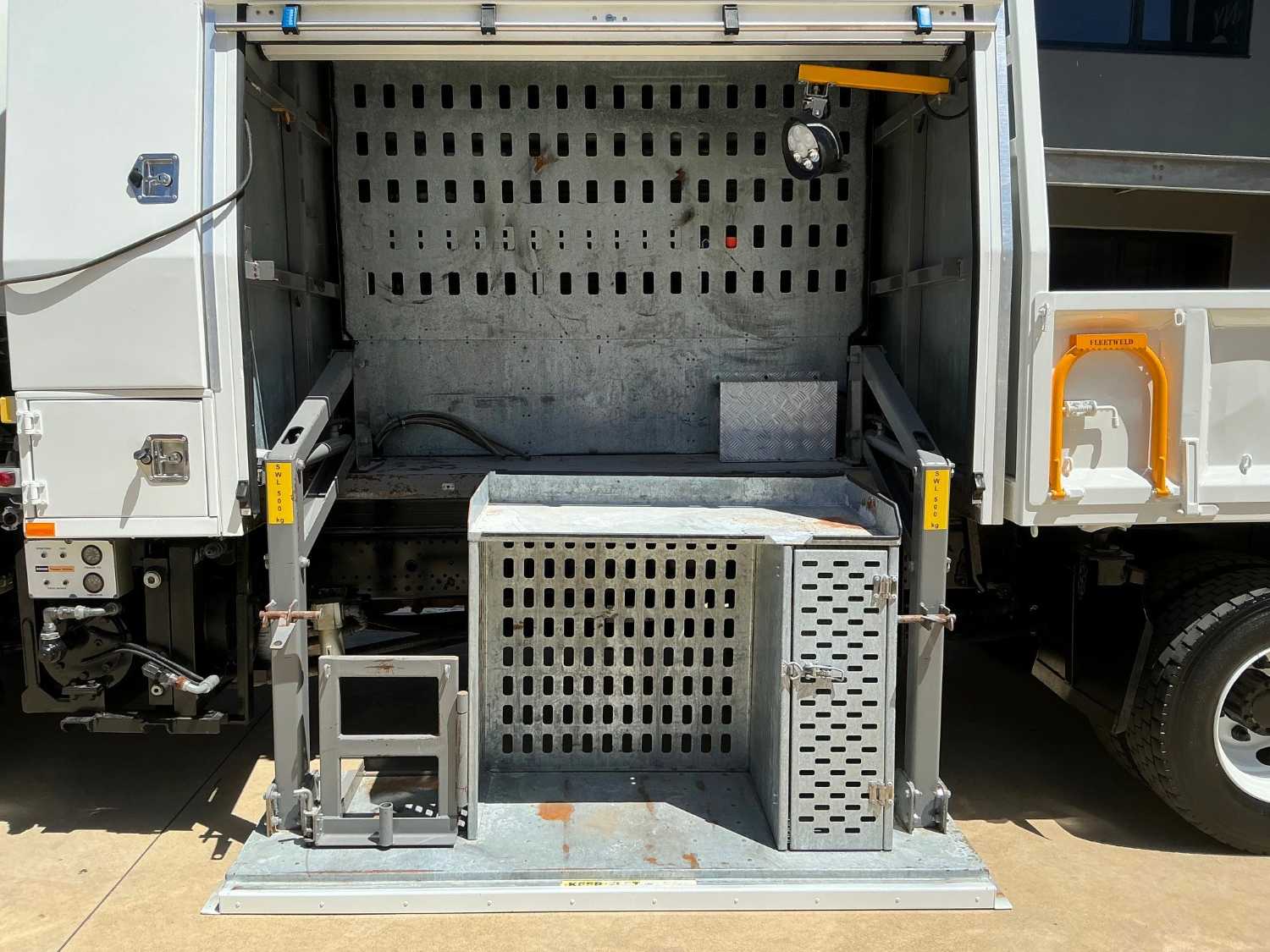 2016 ISUZU FRR110-260 SERVICE BODY