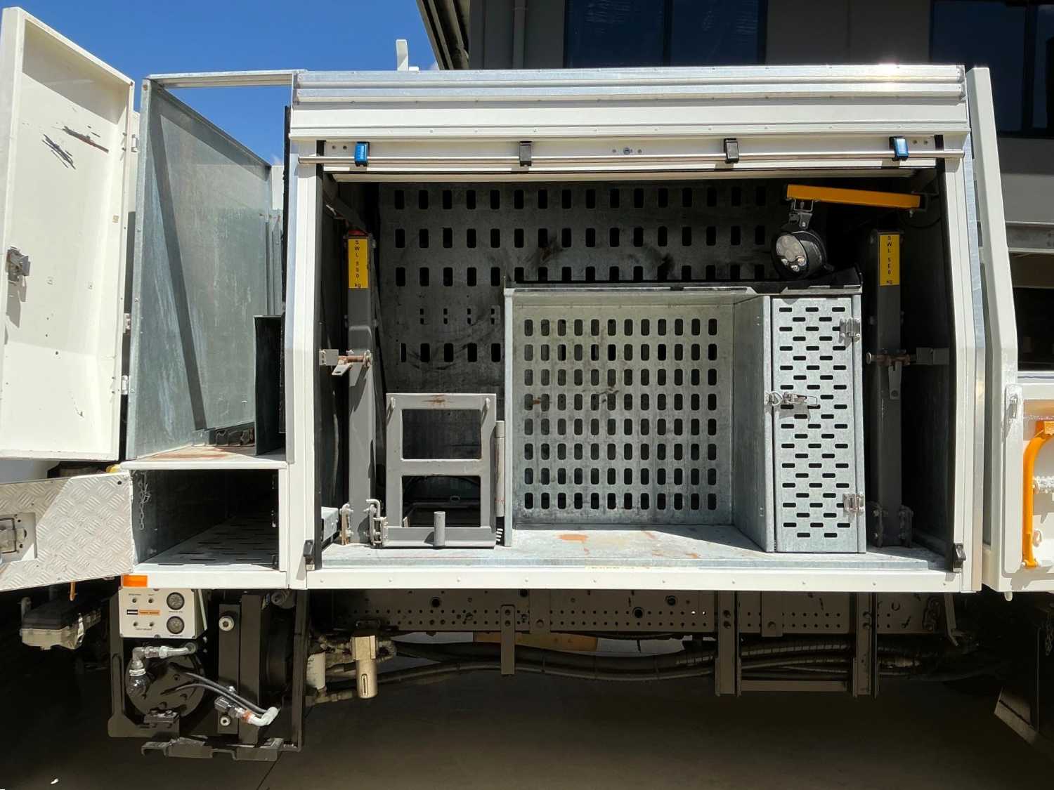 2016 ISUZU FRR110-260 SERVICE BODY