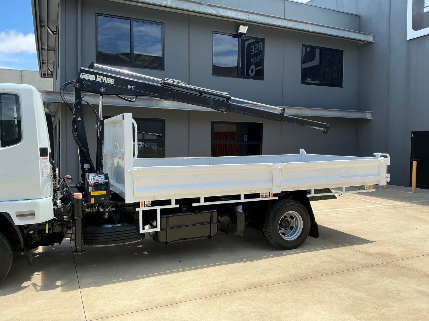 2012 FUSO FIGHTER TIPPER/CRANE