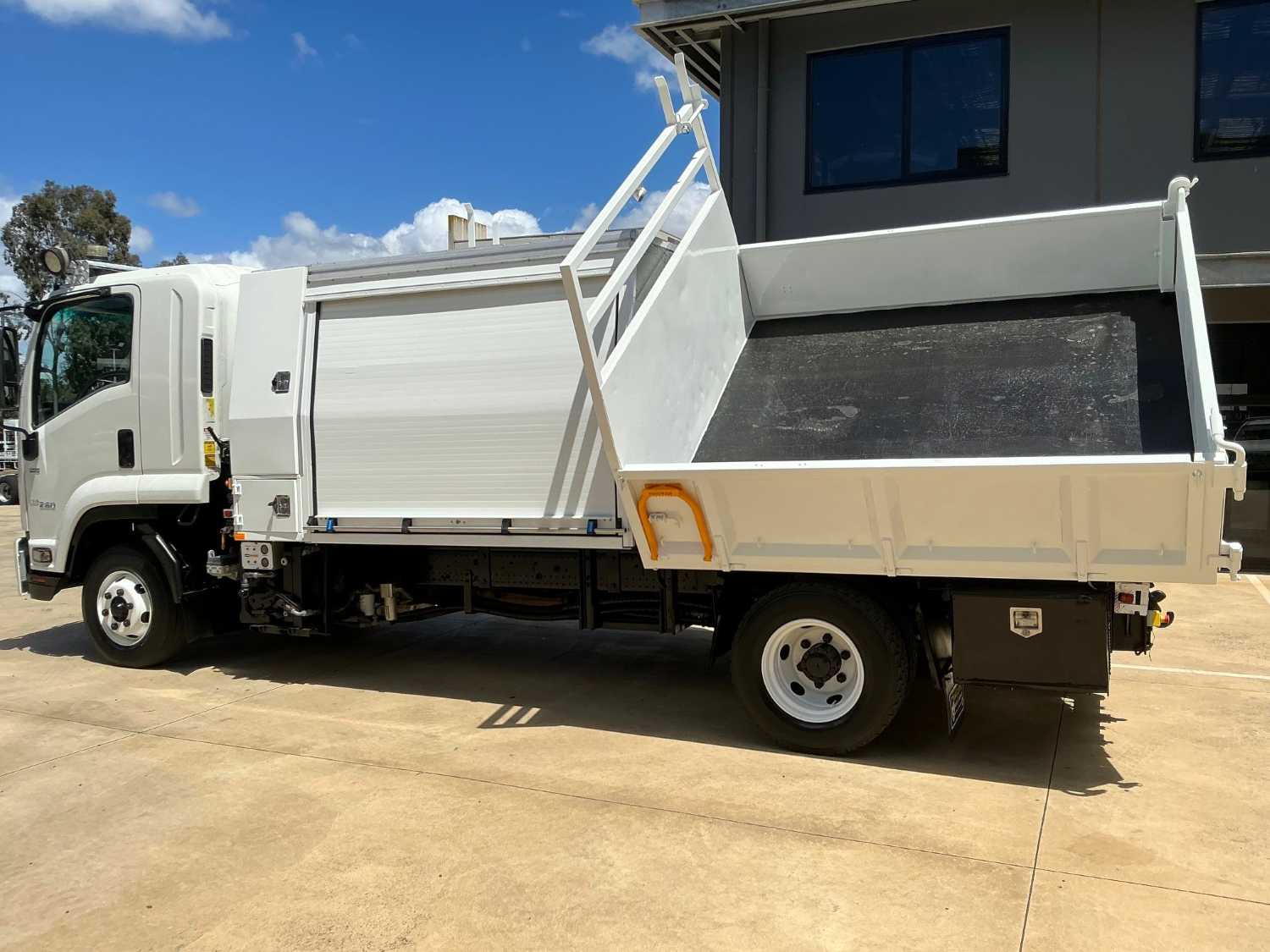 2016 ISUZU FRR110-260 SERVICE BODY